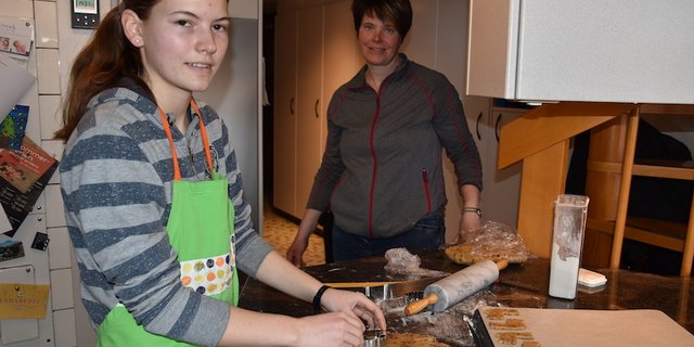 Miryam Bärtschi (vorne) bekommt viel positives Feedback aus dem Bekanntenkreis dafür, dass sie eine hauswirtschaftliche Ausbildung absolviert. Sie lernt sehr viel von ihrer Ausbildnerin Brigitte Walker. (Bilder Barbara Heiniger)