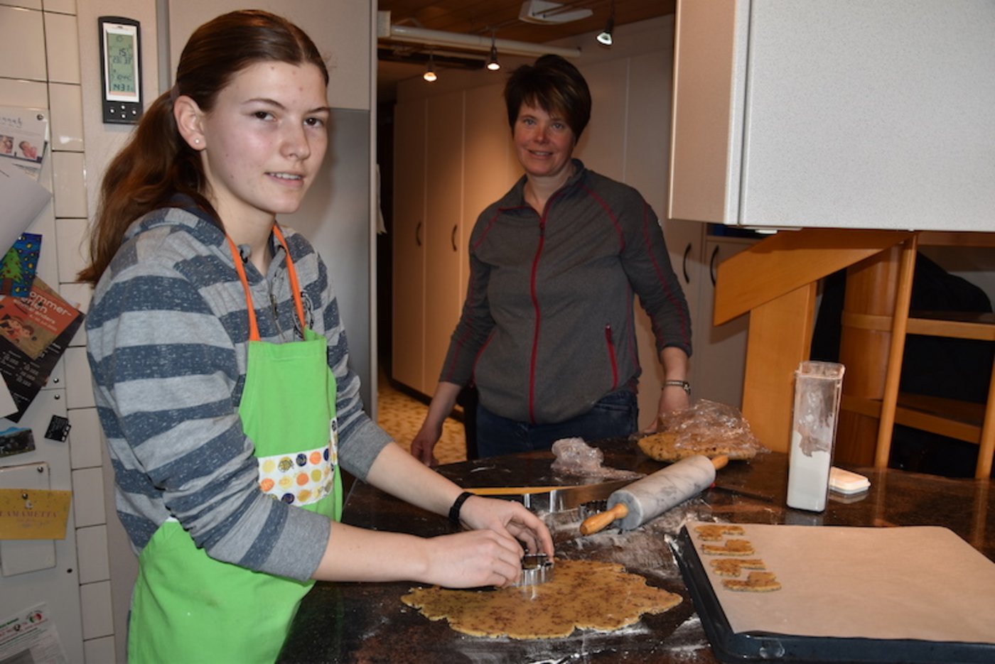 Miryam Bärtschi (vorne) bekommt viel positives Feedback aus dem Bekanntenkreis dafür, dass sie eine hauswirtschaftliche Ausbildung absolviert. Sie lernt sehr viel von ihrer Ausbildnerin Brigitte Walker. (Bilder Barbara Heiniger)