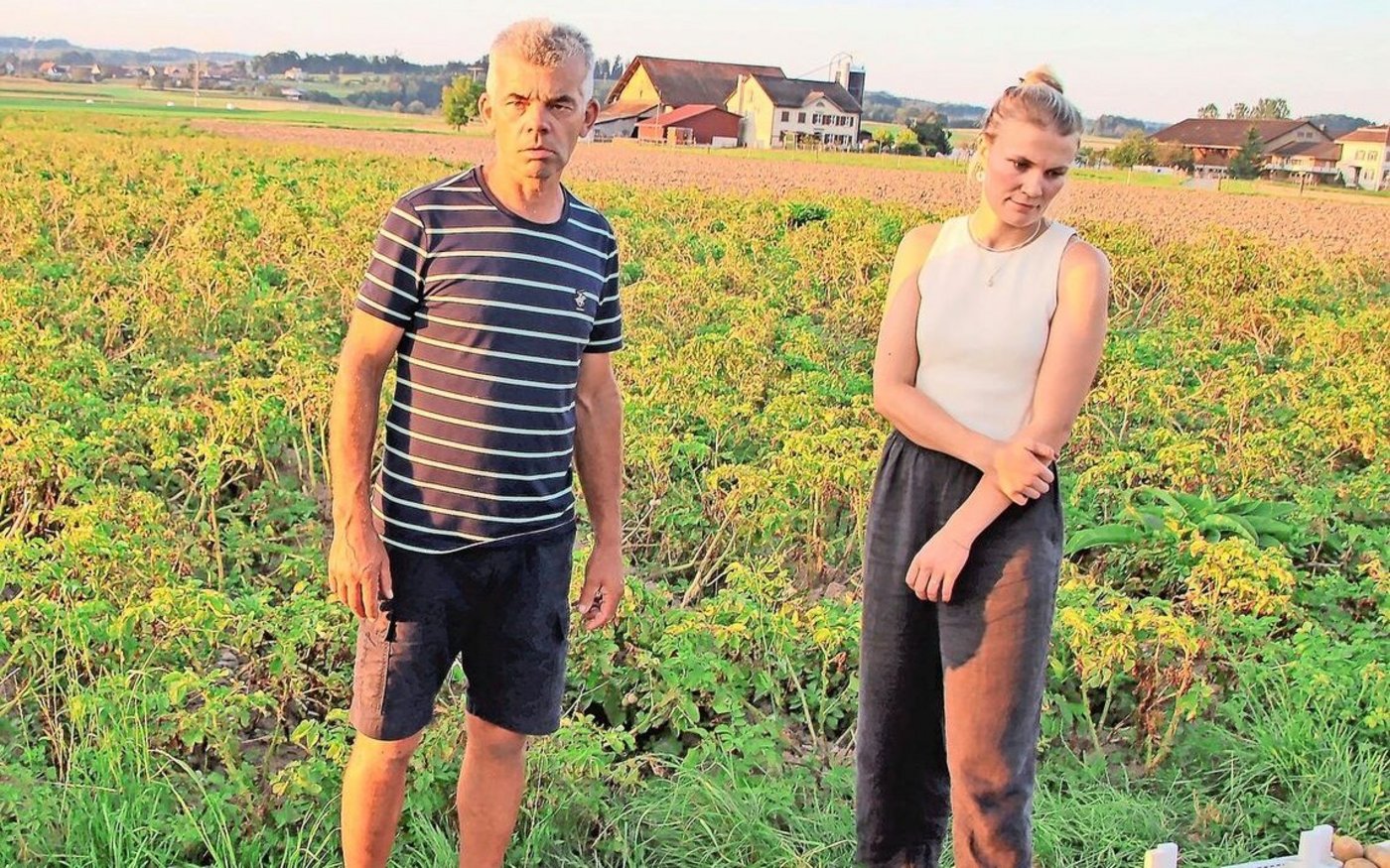 Peter Metzger (l.) baut die neue Kartoffelsorte Montis an. Carol Tanner betreut den Anbauversuch mit dem Pflanzabstand.