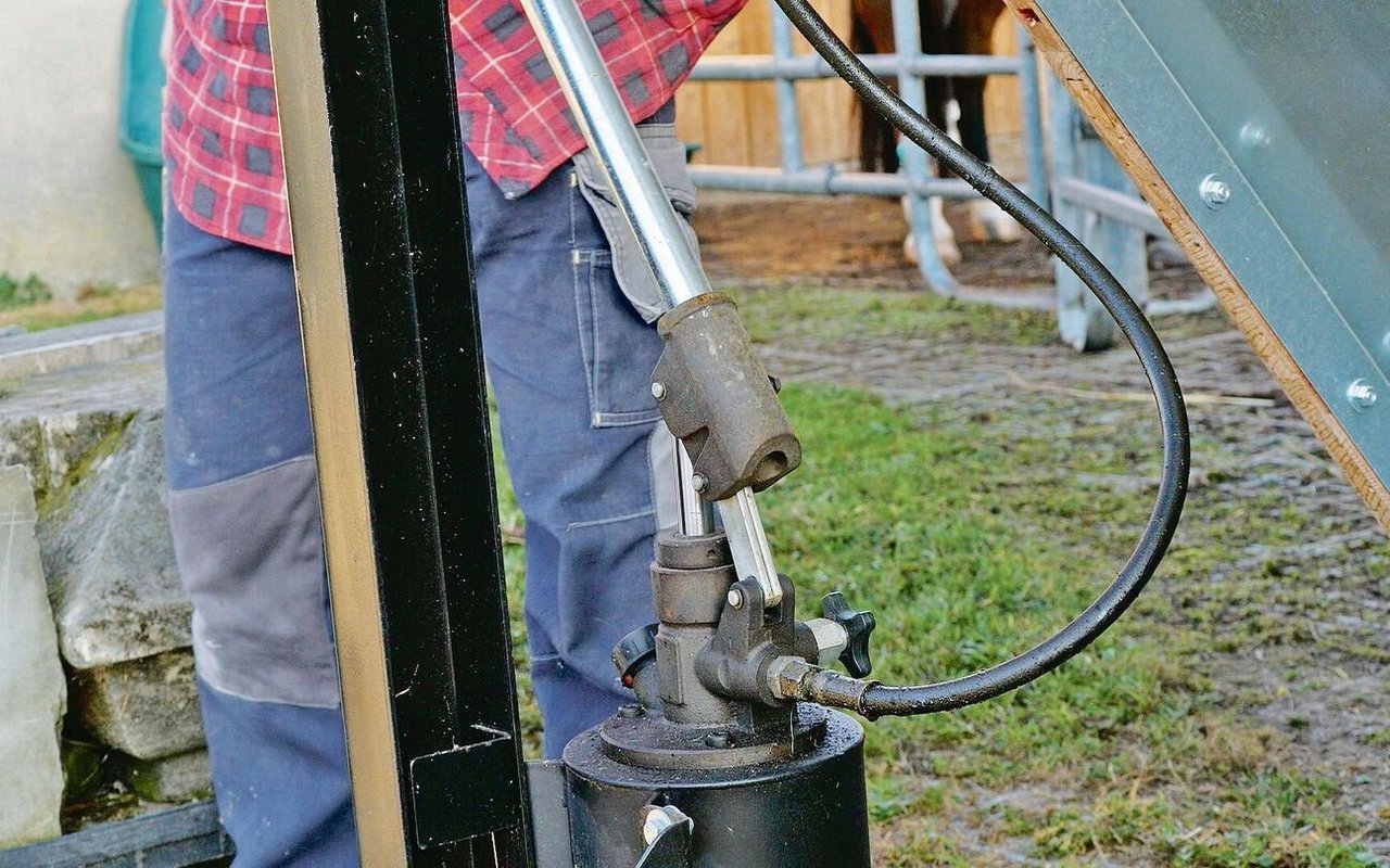 Hydraulische Pumpe, um das Dach zu heben.