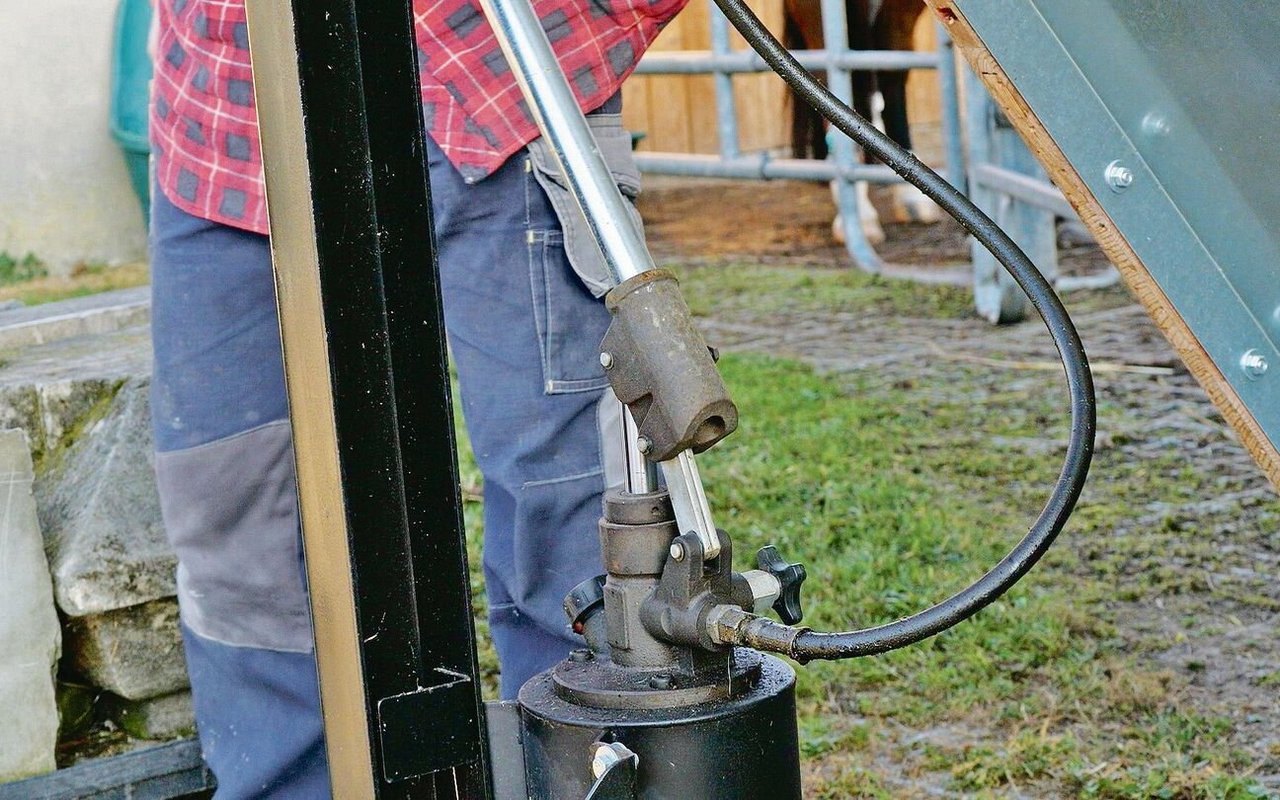 Hydraulische Pumpe, um das Dach zu heben.