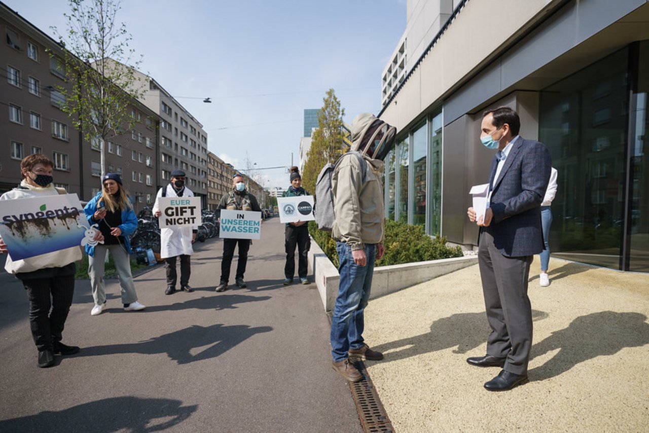 Syngenta-Länderpräsident Roman Mazzotta nimmt die Petition entgegen. Dem Konzern sei der direkte Dialog mit den Organisatoren wichtig, begründet der Konzern. (Bilder Vereinigung für eine Schweiz ohne synthetische Pestizide)