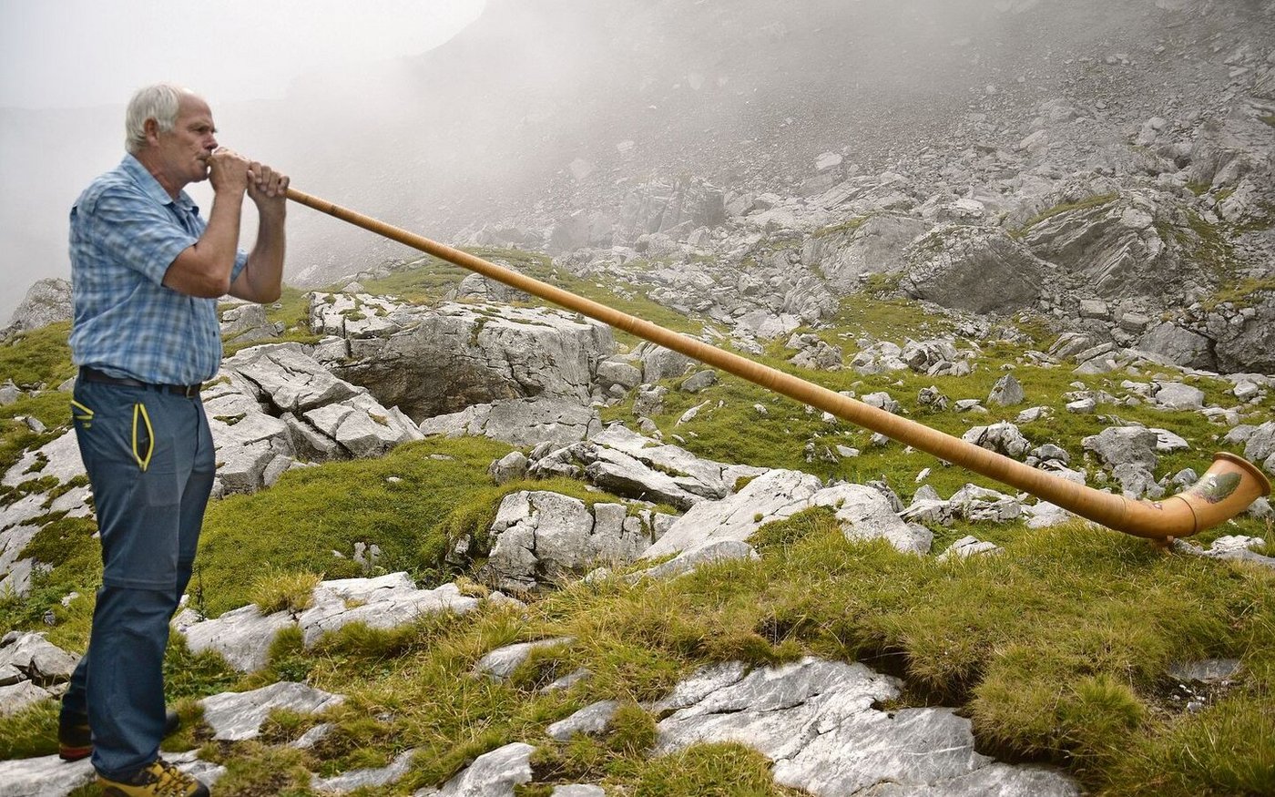 Zum Abschied spielt Hans Ryter noch ein Ständchen. Es halt durch die Berge, das Echo ist gewaltig.