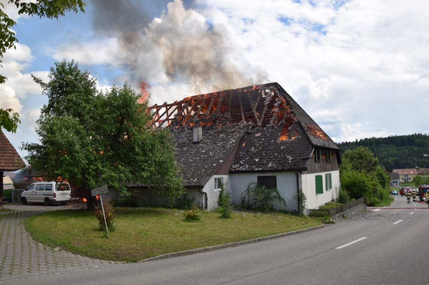 Beim Eintreffen der Einsatzkräfte stand das Bauernhaus bereits in Vollbrand. (Bild Kapo Solothurn)
