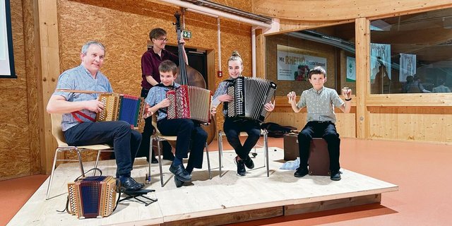 Für musikalische Kurzweil sorgte an der Alptagung die Familie Good aus Mels mit den Eltern Hansueli und Lilian Good und den Kindern Ueli, Myria und Kilian (v. l.).