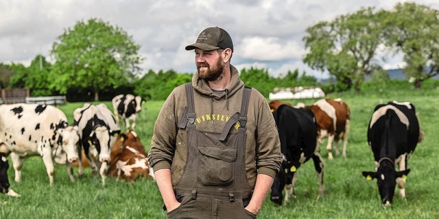 Hannes Kunz ist für die Fütterung der Milchkühe verantwortlich.