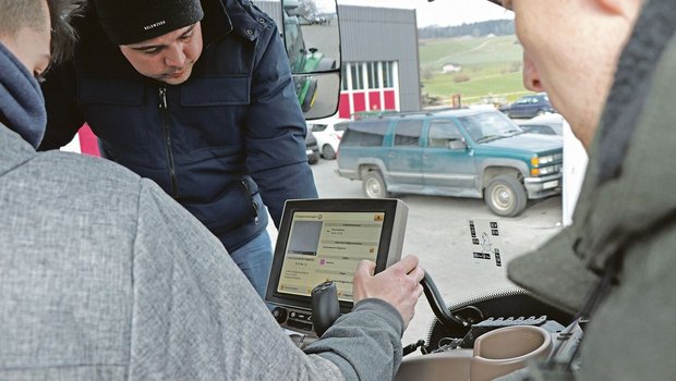 Praktische Arbeit am BBZN Hohenrain mit Lenksystemen: Maschineneinstellungen hinterlegen, dann Fahrspuren anlegen und schliesslich mit dem Traktor auf der Parzelle fahren.