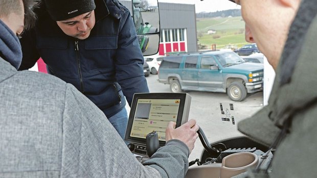 Praktische Arbeit am BBZN Hohenrain mit Lenksystemen: Maschineneinstellungen hinterlegen, dann Fahrspuren anlegen und schliesslich mit dem Traktor auf der Parzelle fahren.