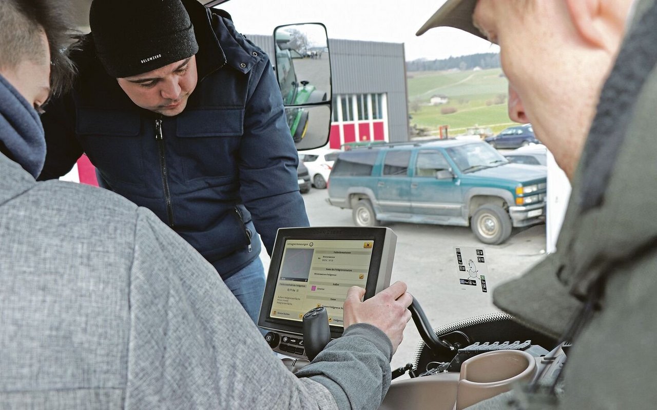 Praktische Arbeit am BBZN Hohenrain mit Lenksystemen: Maschineneinstellungen hinterlegen, dann Fahrspuren anlegen und schliesslich mit dem Traktor auf der Parzelle fahren.