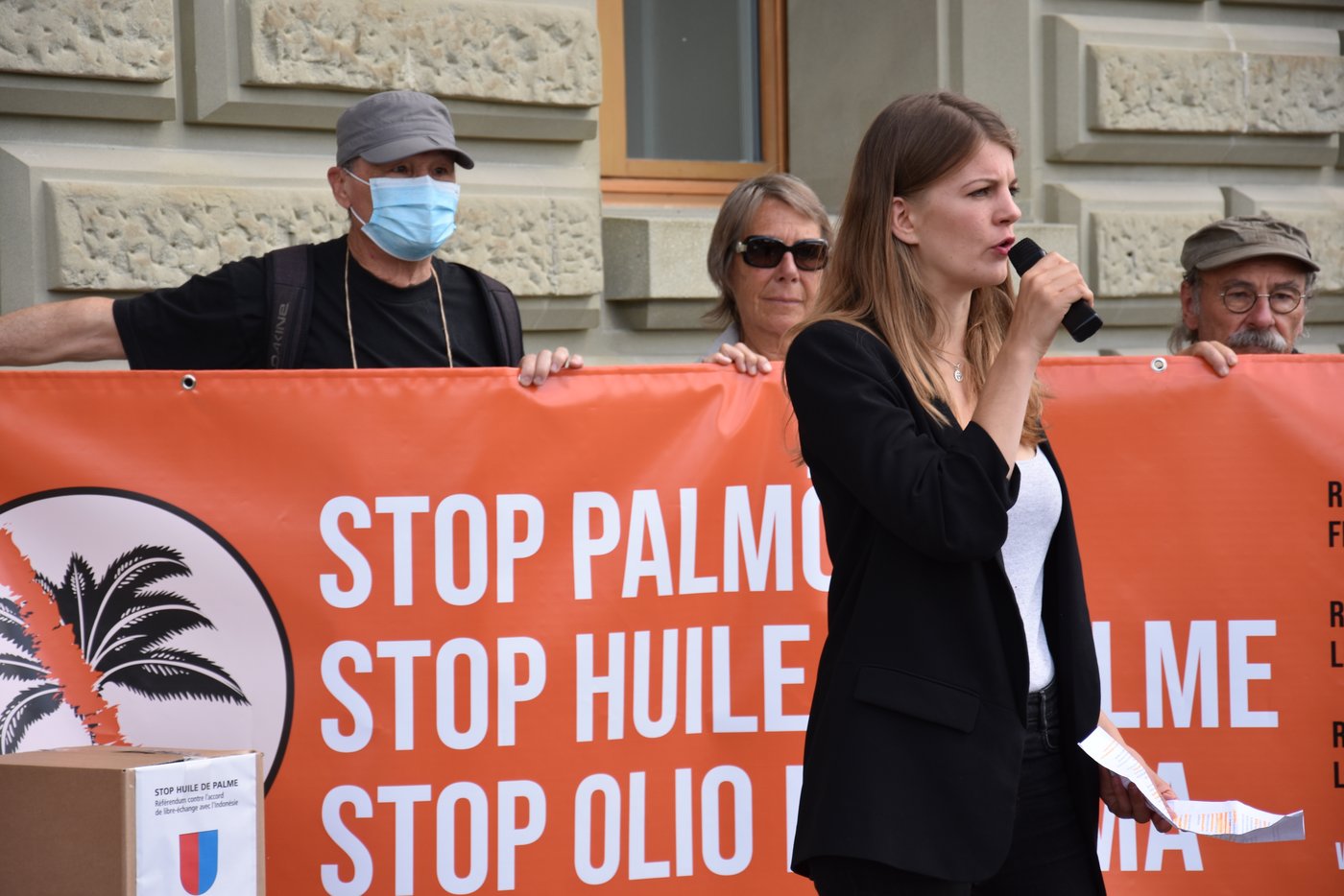 Juso Präsidentin Ronja Jansen spricht zu ihren Unterstützern. (Bild Sera Hostettler)