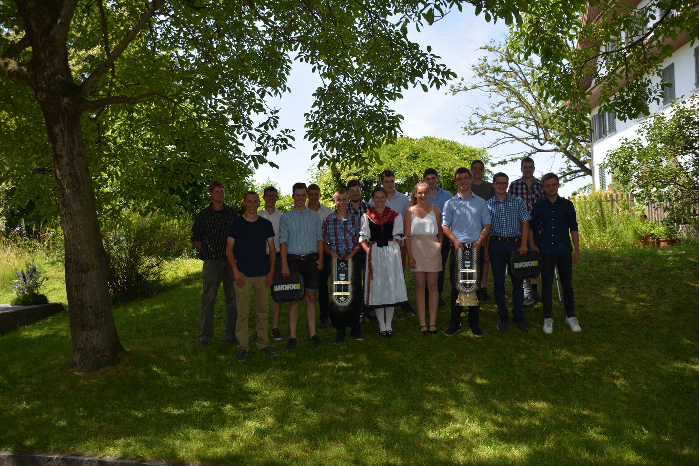 Zwölf Landwirte EFZ, zwei Landwirtinnen EFZ und ein Agrarpraktiker EBA erhielten ihr Zeugnis.