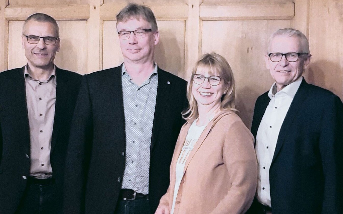 Der Referent Paul Hegemann und seine Frau Ute, umrahmt von Hanspeter Bucheli (links) und Leo Müller.