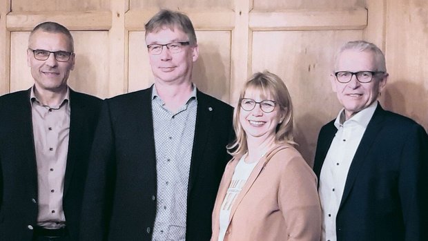 Der Referent Paul He Der Referent Paul Hegemann und seine Frau Ute, umrahmt von Hanspeter Bucheli (links) und Leo Müller.