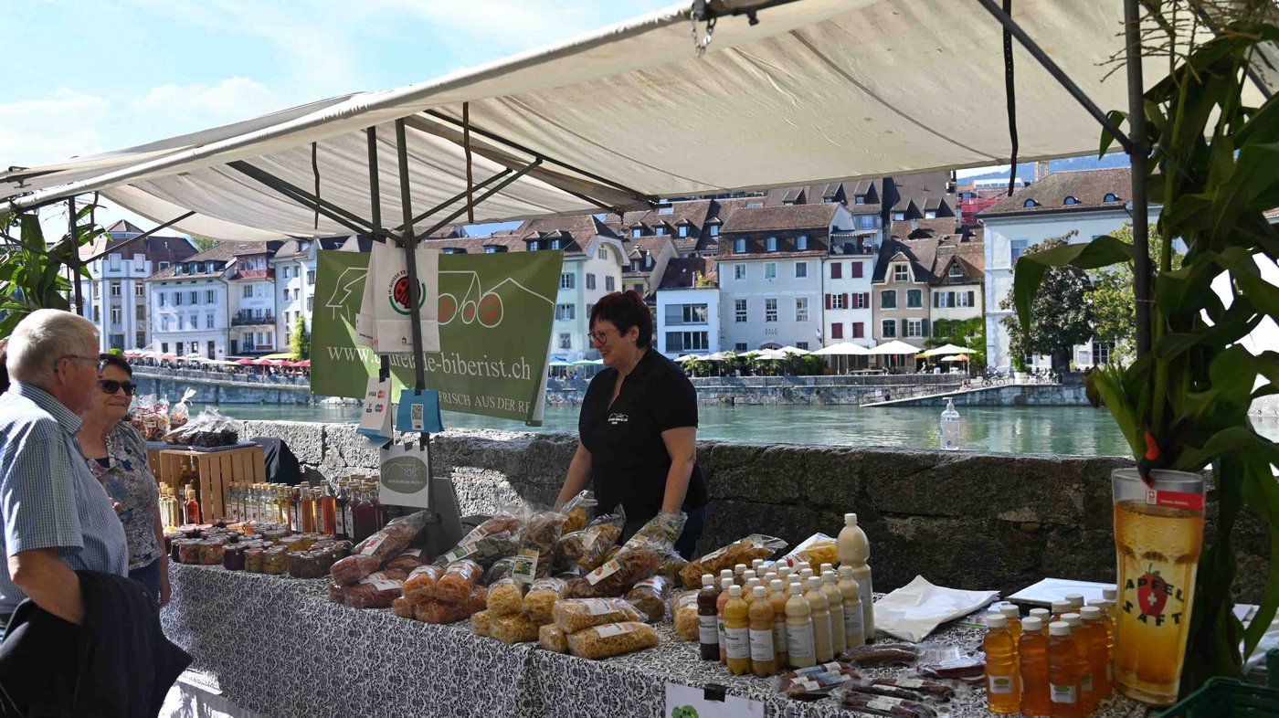 Ein Markt bietet immer gute Gelegenheiten mit Konsumenten ins Gespräch zu kommen. 