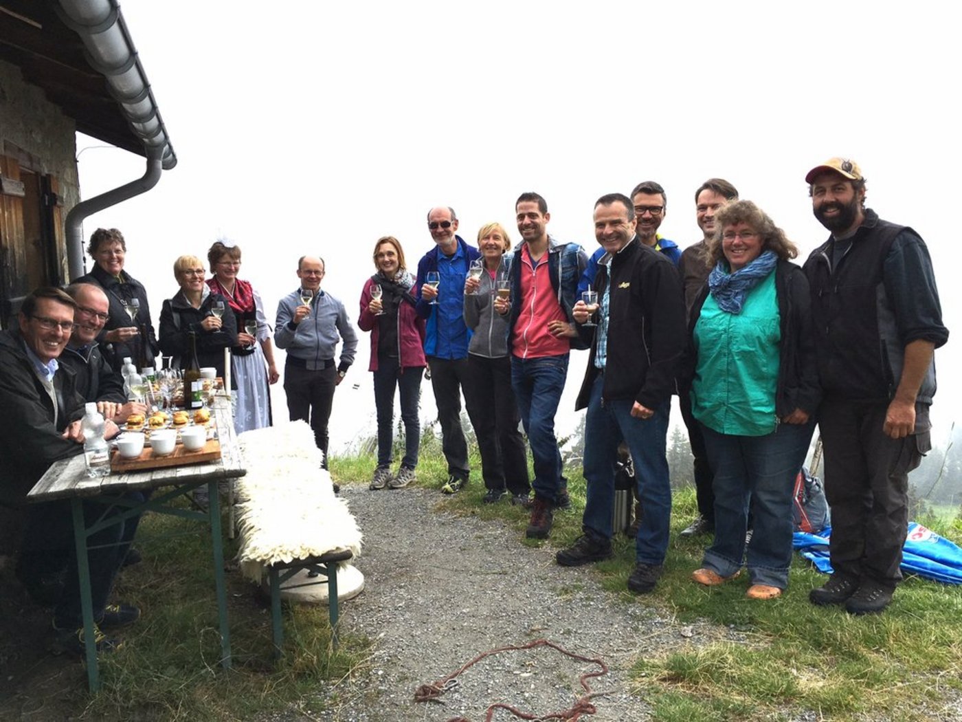 Die Workshopteilnehmer genossen auf der Alp Fops lokale Produkte. (Bild SBV)