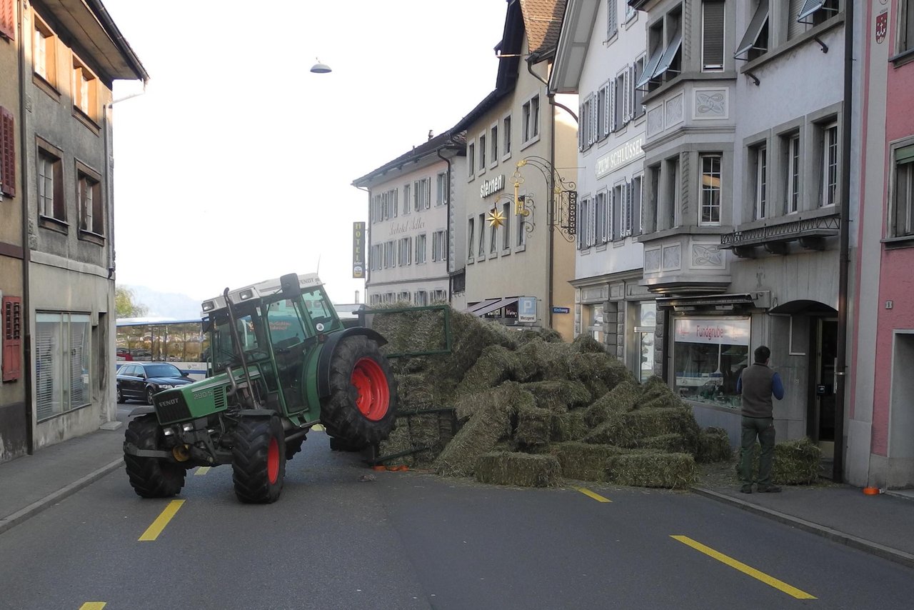 Der Traktor und die umgekippte Ladung versperrten die Strasse für mehrere Stunden. (Bild Kapo SZ)