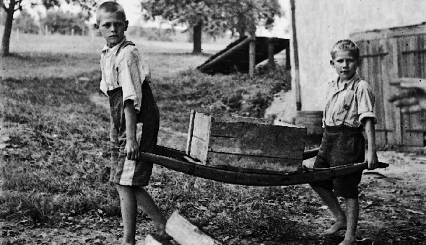 Knaben in der Erziehungsanstalt Sonnenberg bei der Arbeit (Bild Paul Senn, FFV, Kunstmuseum Bern, Dep. GKS). 