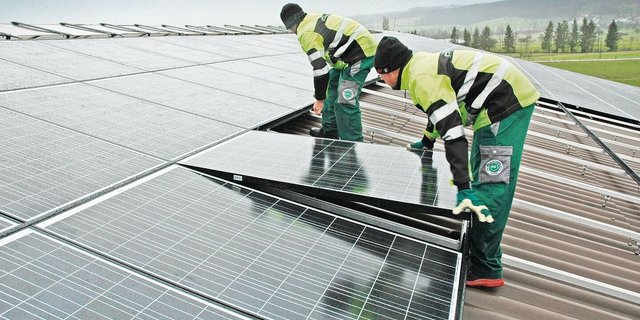 Wer in eigene Photovoltaikanlagen investiert, kann sich gegen Marktschwankungen beim Strompreis absichern. 