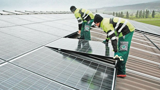 Wer in eigene Photovoltaikanlagen investiert, kann sich gegen Marktschwankungen beim Strompreis absichern. 
