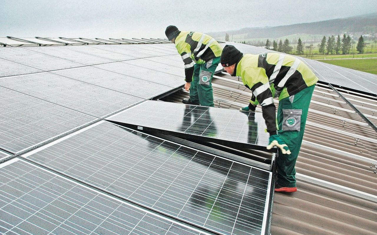 Wer in eigene Photovoltaikanlagen investiert, kann sich gegen Marktschwankungen beim Strompreis absichern. 