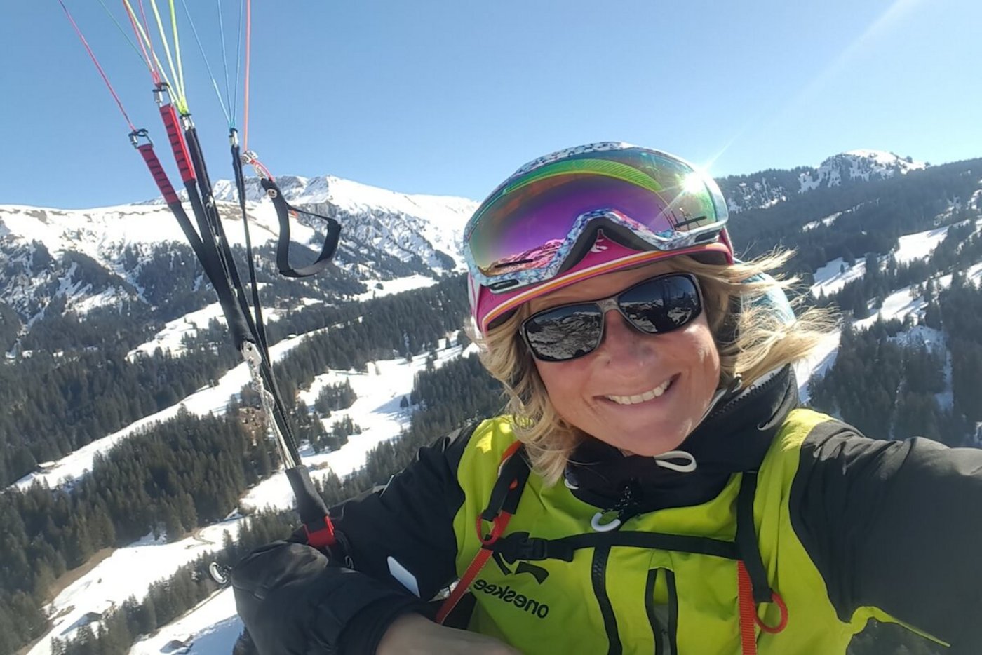 Abgehoben: Katrin Ganter während eines Gleitschirm-Fluges.