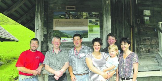 Alpkäser und Älplerfamilien (v.l.): Ueli Zumstein, Thomas Schnider, Adrian und Nicole Zumstein mit Töchterlein Lia und Adrian  und Heidi Riebli. (Bilder Paul Küchler)