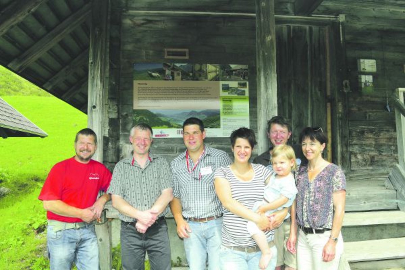Alpkäser und Älplerfamilien (v.l.): Ueli Zumstein, Thomas Schnider, Adrian und Nicole Zumstein mit Töchterlein Lia und Adrian  und Heidi Riebli. (Bilder Paul Küchler)