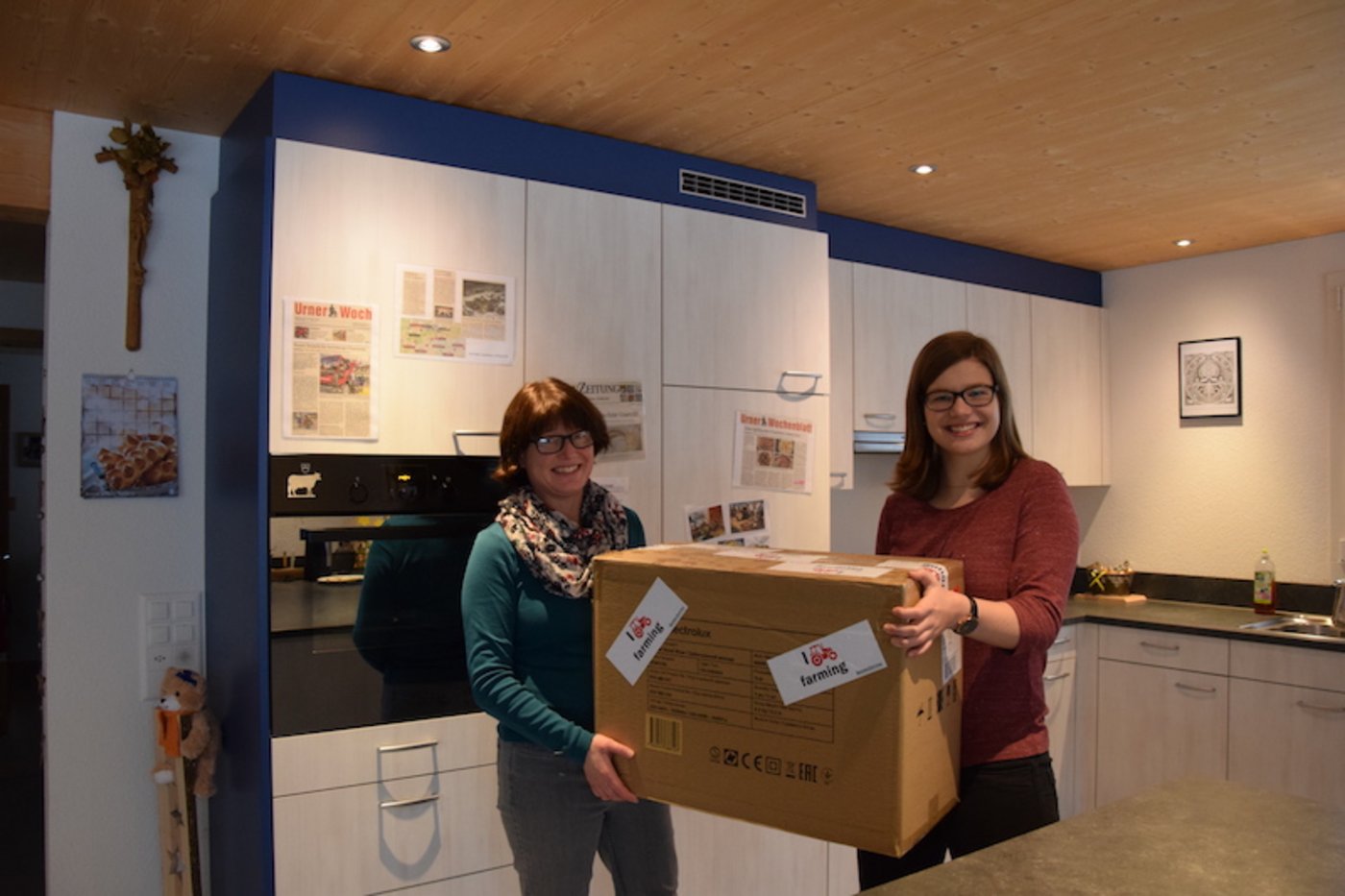 Auch Mutter Edith Aschwanden hat Freude am Gewinn. 