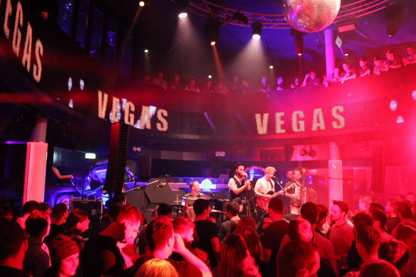 Volles Haus und gute Stimmung im «Vegas». Vor dem Eingang standen ausnahmsweise Traktoren. 