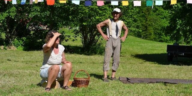 Der derzeitige Besitzer von Hof Masesslin, Nicolas Barth freute sich über die vielfältigen Beiträge. Links seine Übersetzerin fürs Französisch. (Bild jsc)