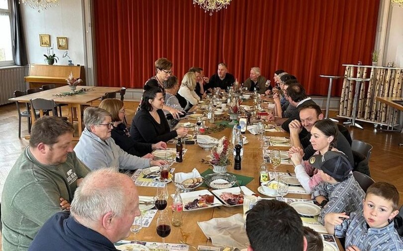 Gemütlicher Nachmittag mit «gäbige Lüt»: Nach dem Fototermin gab es eine kalte Platte mit Sponsoren und OK.