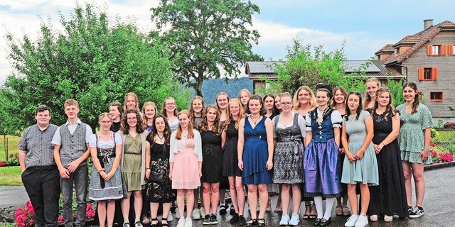 Geschafft: Die Absolventinnen und Absolventen feierten am Mittwoch im Hirschpark, Littau.