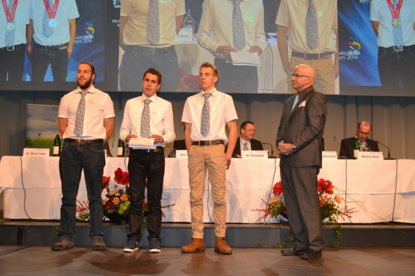 das Siegertrio der Swiss Skills: Ueli Baumgartner (Platz 2), Sieger Roman Schirmer und Pascal Krebs (Platz 3, v.l.n.r.). Ganz rechts der langjährige Bildungsleiter beim SBV, Jakob Rösch. Er geht Ende Monat in Pension. Der Medienpreis ...
