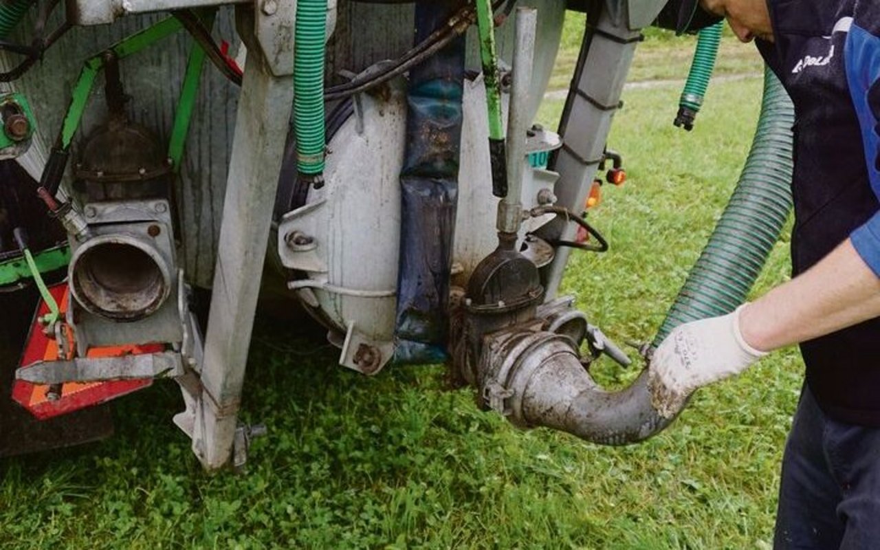 Ein Gummisack (hier geöffnet) fängt Fremdkörper vor dem Verteilkopf auf.