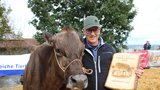 Martin Piechl mit Kuh Lärchenhof BS Texas Erna, die für die höchste Lebensleistung ausgezeichnet wurde. (Bild: Trudi Krieg)