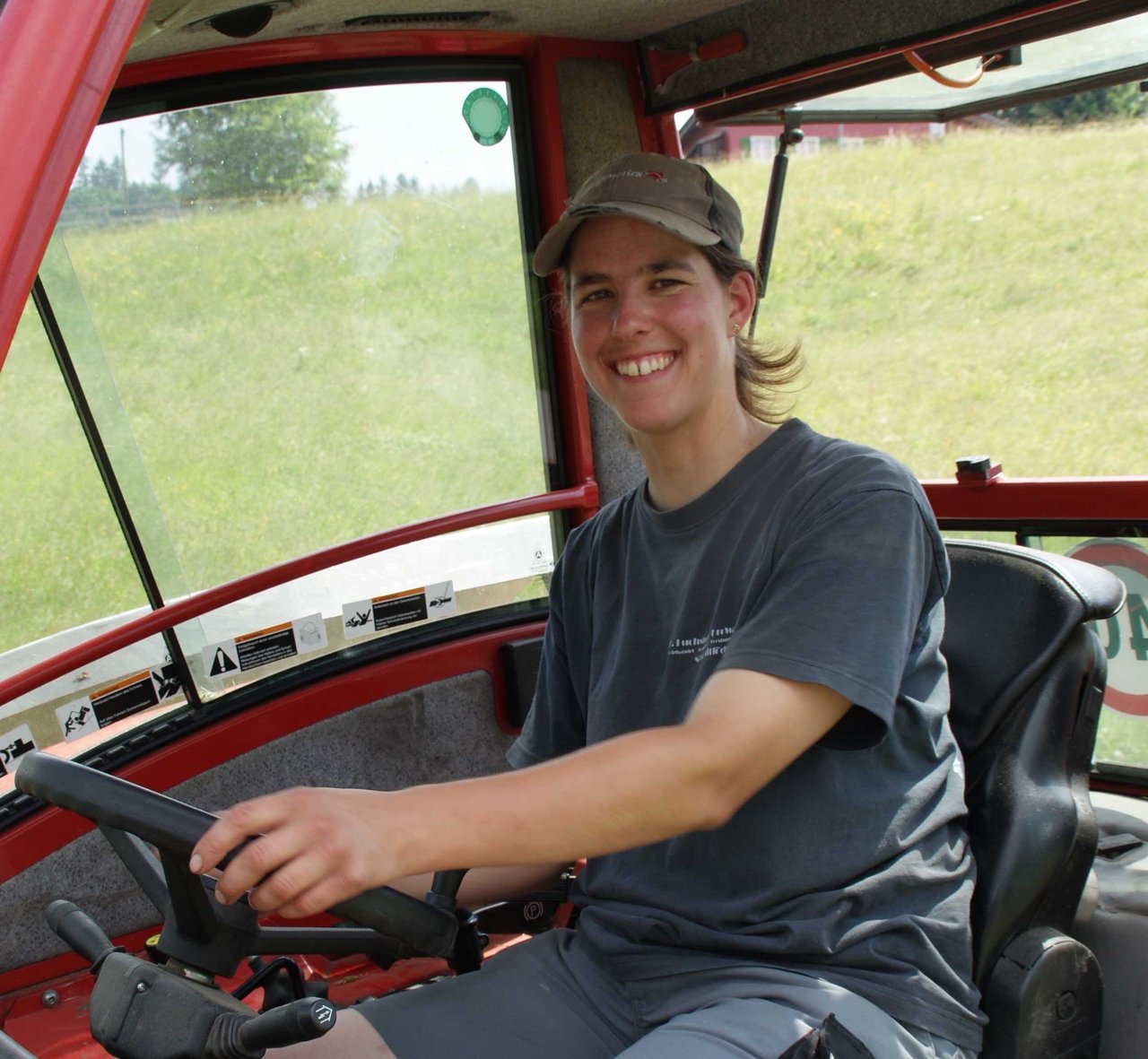 Sie kann mit jedem Traktor oder Transporter gut: Die Betriebshelferin Sandra Mazenauer. (Bild Michael Götz)