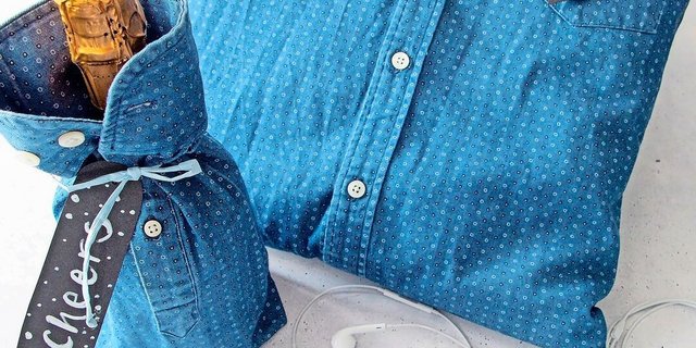 Alles aus einem alten Hemd gefertigt: eine Geschenkverpackung, ein Täschchen und eine Kissenhülle.