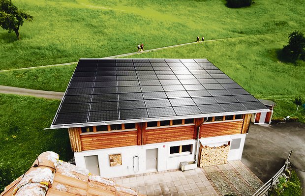 Mit Solaredge leistungsoptimierte Module auf dem 140 m2 grossen Dach des Ökonomiegebäudes von Josef Küng. Im Untergeschoss stehen ein Batteriespeicher und ein Elektroauto. (Bild Helion)