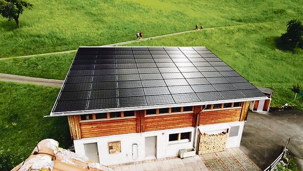Mit Solaredge leistungsoptimierte Module auf dem 140 m2 grossen Dach des Ökonomiegebäudes von Josef Küng. Im Untergeschoss stehen ein Batteriespeicher und ein Elektroauto. (Bild Helion)