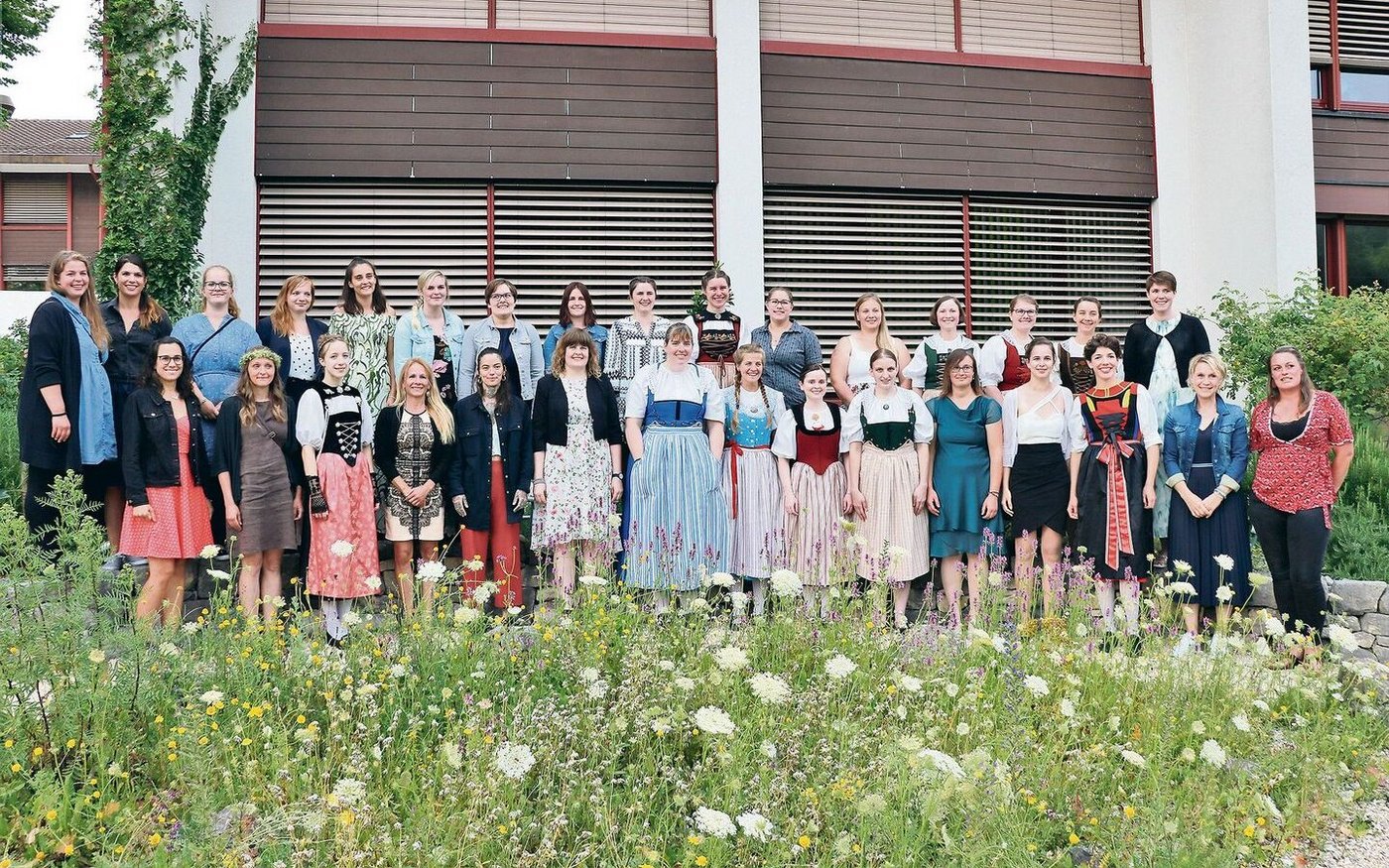 Die Absolventinnen des Fachkurses Bäuerin 2020/22: Hier versammelt sich eine riesige Spannbreite an Persönlichkeiten, wie die Lehrgangsverantwortliche Lisa Vogt an der Schlussfeier erklärte.
