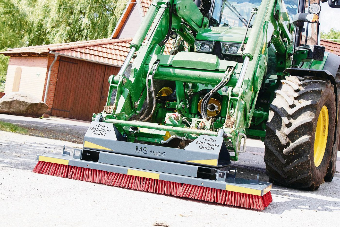 Mit der eigenen Wischmaschinen-Konstruktion wird die Strasse nach dem Güllen wieder sauber.(Bild Marcus Schering)