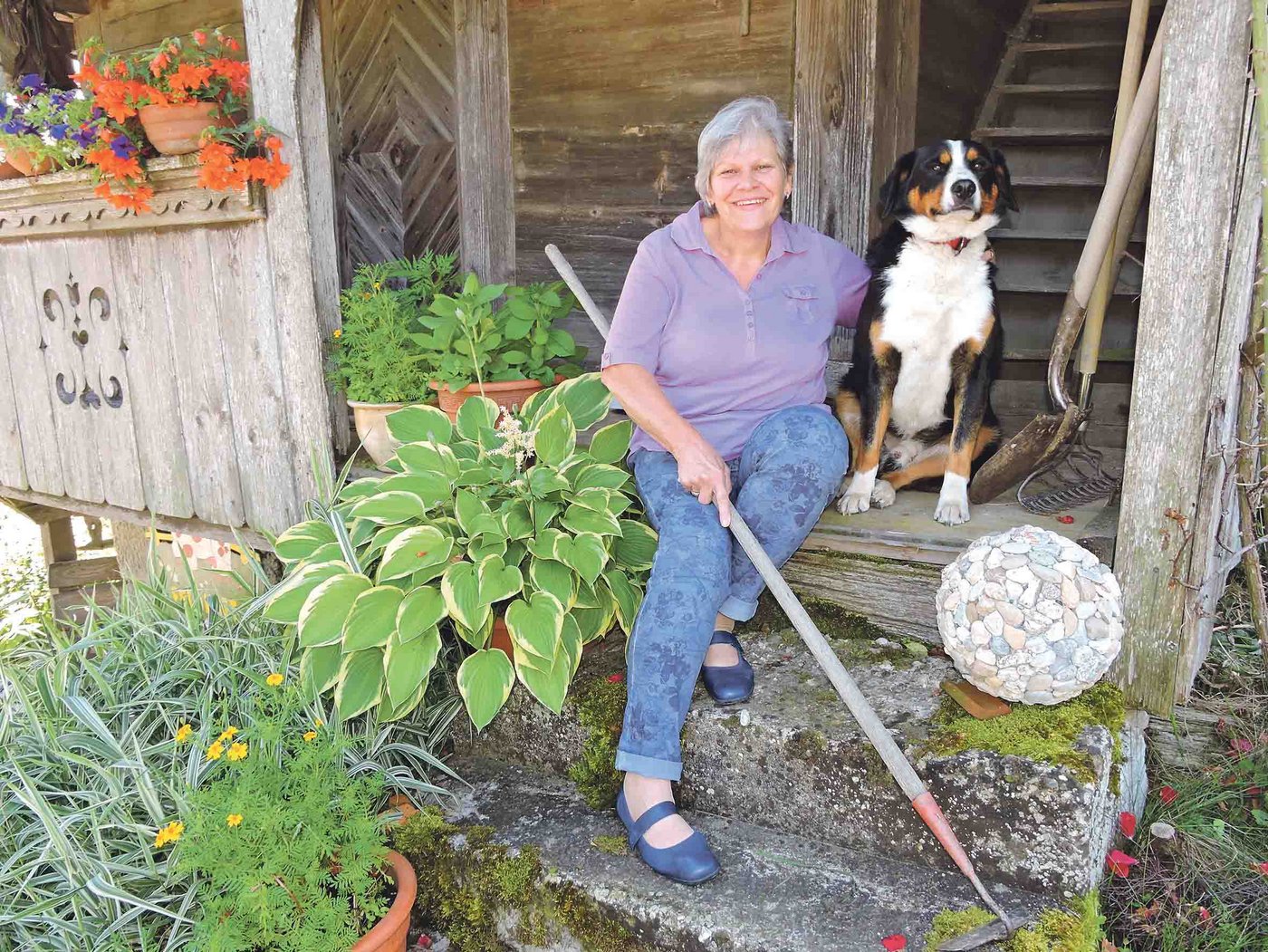 Die Treppenstufen vor dem Spycher gehören zu Käthi Bösigers Lieblingsorten rund um das Haus. Auch Hund Robin gefällts. (Bild bh)