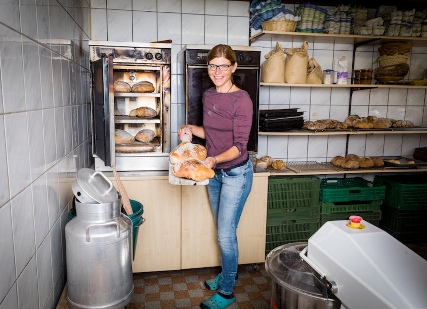 Ein Teil des eigenen Getreides verbäckt die Bäuerin selbst.