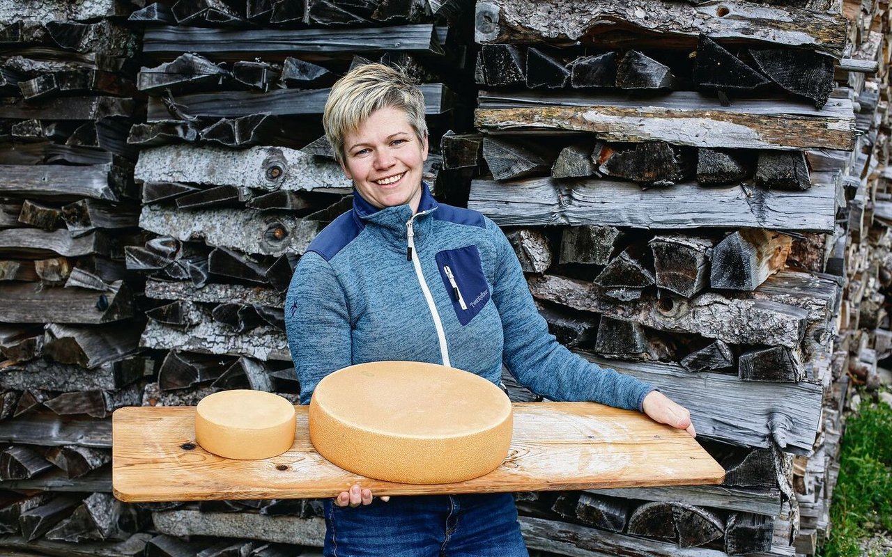 Stolz präsentiert Älplerin und Milchtechnologin Clelia Waser den Niederbauer Alpkäse und ein Mutschli. Pro Jahr werden auf der auf 1500 Metern hoch gelegenen Alp bis zu sieben Tonnen Käse produziert. 