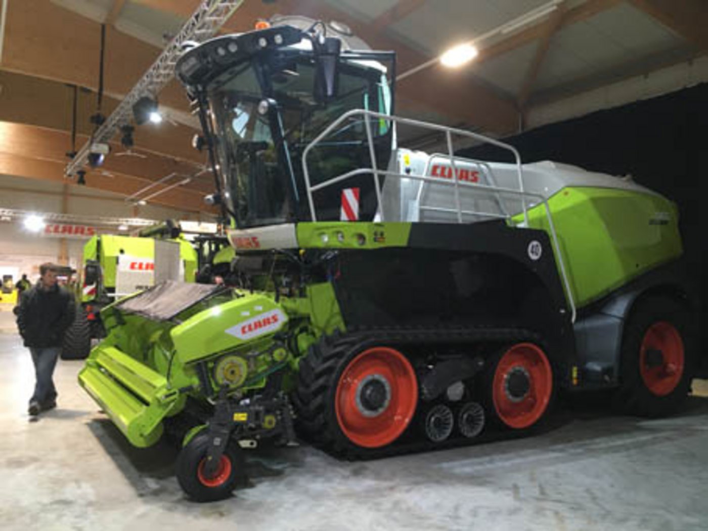 Erstmals in der Schweiz ausgestellt: Der Jaguar Terra Trac Häcksler mit Raupen, hier das Modell 960. (Bild akr)