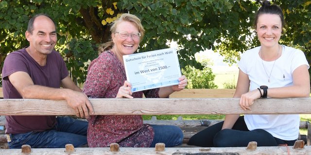 Brunchanbieter Heinz und Doris Morgenegg (links) wurden von Andrea Oldani mit einem Feriengutschein überrascht. (Bild sb)