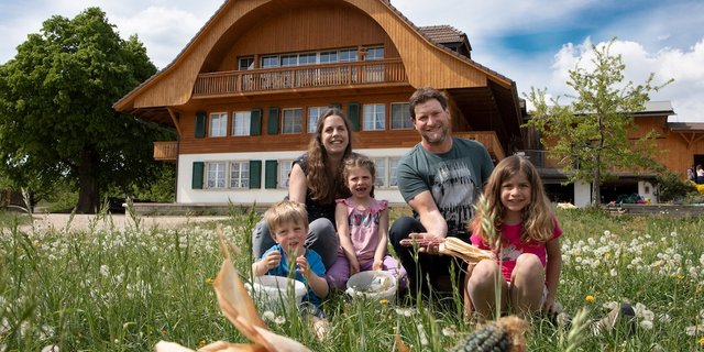 Marina und Roger Staub mit ihren drei Kindern Elia, Leonie und Ylena. Der Anbau von Landmais ist für sie ein kleinerer Nebenbetreibszweig, der vor allem Freude macht. (Bild Gaby Züblin)