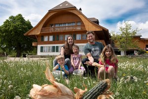 Marina und Roger Staub mit ihren drei Kindern Elia, Leonie und Ylena. Der Anbau von Landmais ist für sie ein kleinerer Nebenbetreibszweig, der vor allem Freude macht. (Bild Gaby Züblin)