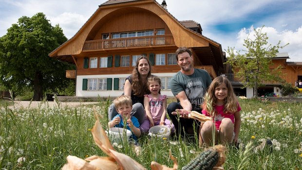 Marina und Roger Staub mit ihren drei Kindern Elia, Leonie und Ylena. Der Anbau von Landmais ist für sie ein kleinerer Nebenbetreibszweig, der vor allem Freude macht. (Bild Gaby Züblin)