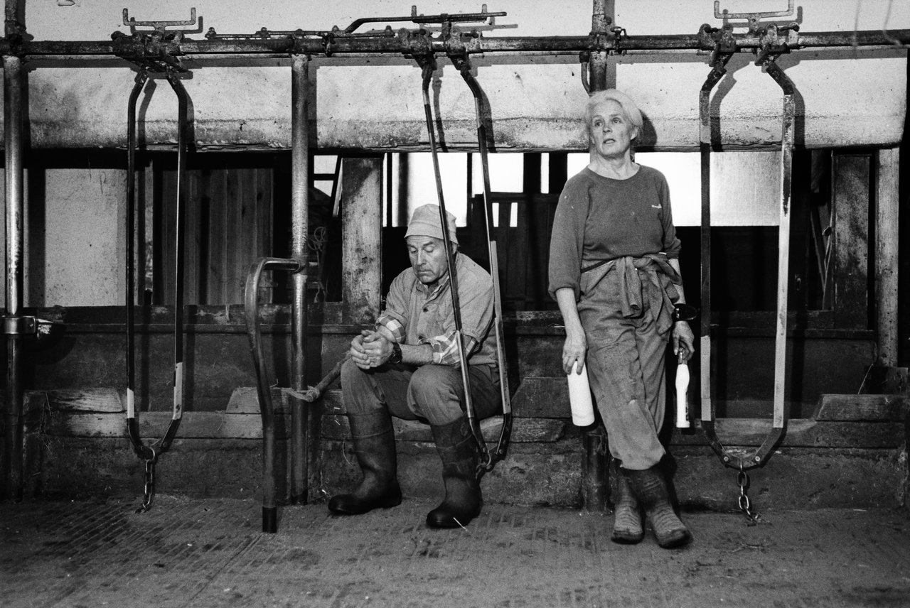 Hans und Ruth Wüthrich im leeren Stall. (Bild Tomas Wüthrich)